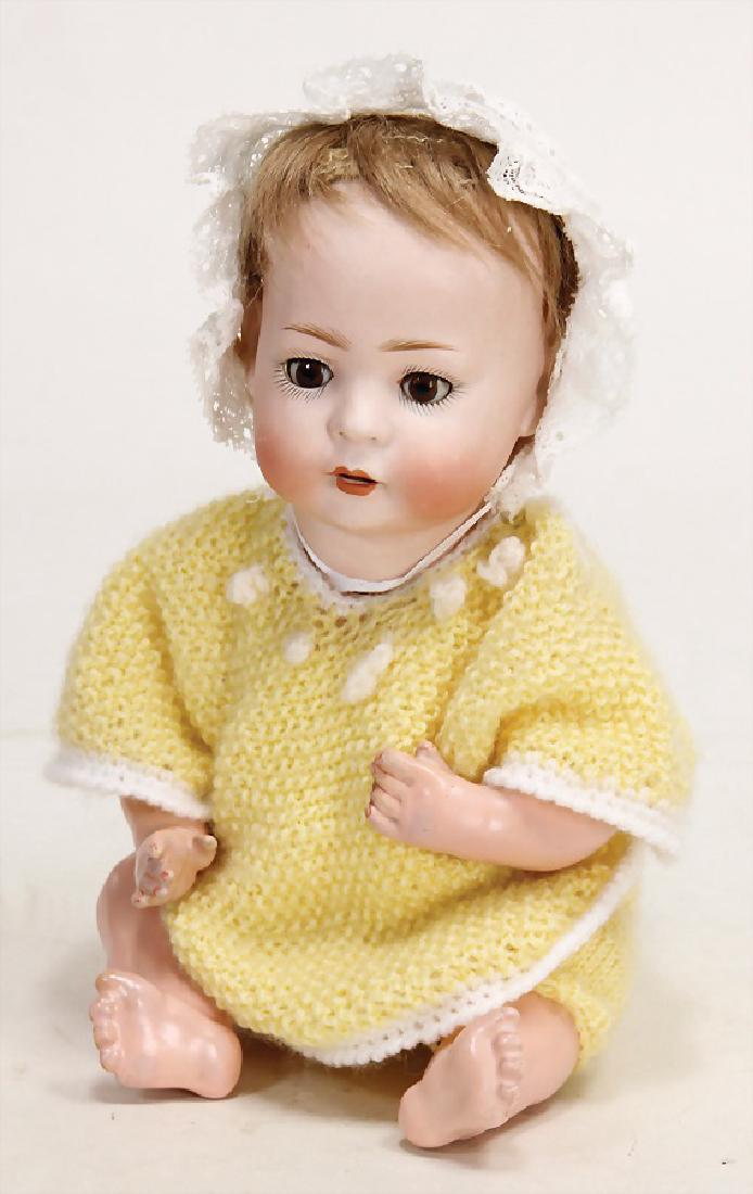 BRUNO SCHMIDT Porzellankopf-Puppe, gem. 4, braune: BRUNO SCHMIDT Porzellankopf-Puppe, gem. 4, braune Schlafaugen, off. Mund, 2 Zähne oben, Echthaarperücke, auf Masse-Sitzbabykörper, mit abstehendem Zeh, untersch. Handhaltung, übers