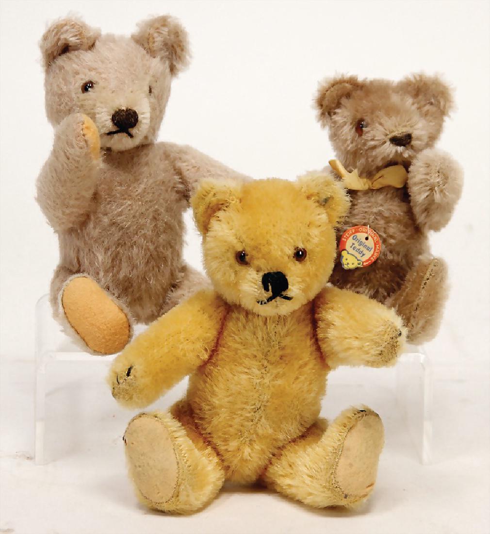 STEIFF 3 Teile, Bären, 2 x Orig.-Teddy, 1: STEIFF 3 Teile, Bären, 2 x Orig.-Teddy, 1 Maskenbär, Orig.-Teddy 14 cm, mit Schild, braun, 17 cm, mit Knopf, 1 Maskenbär ohne Knopf u. Schild, bespielt bis gut German Description STEIFF