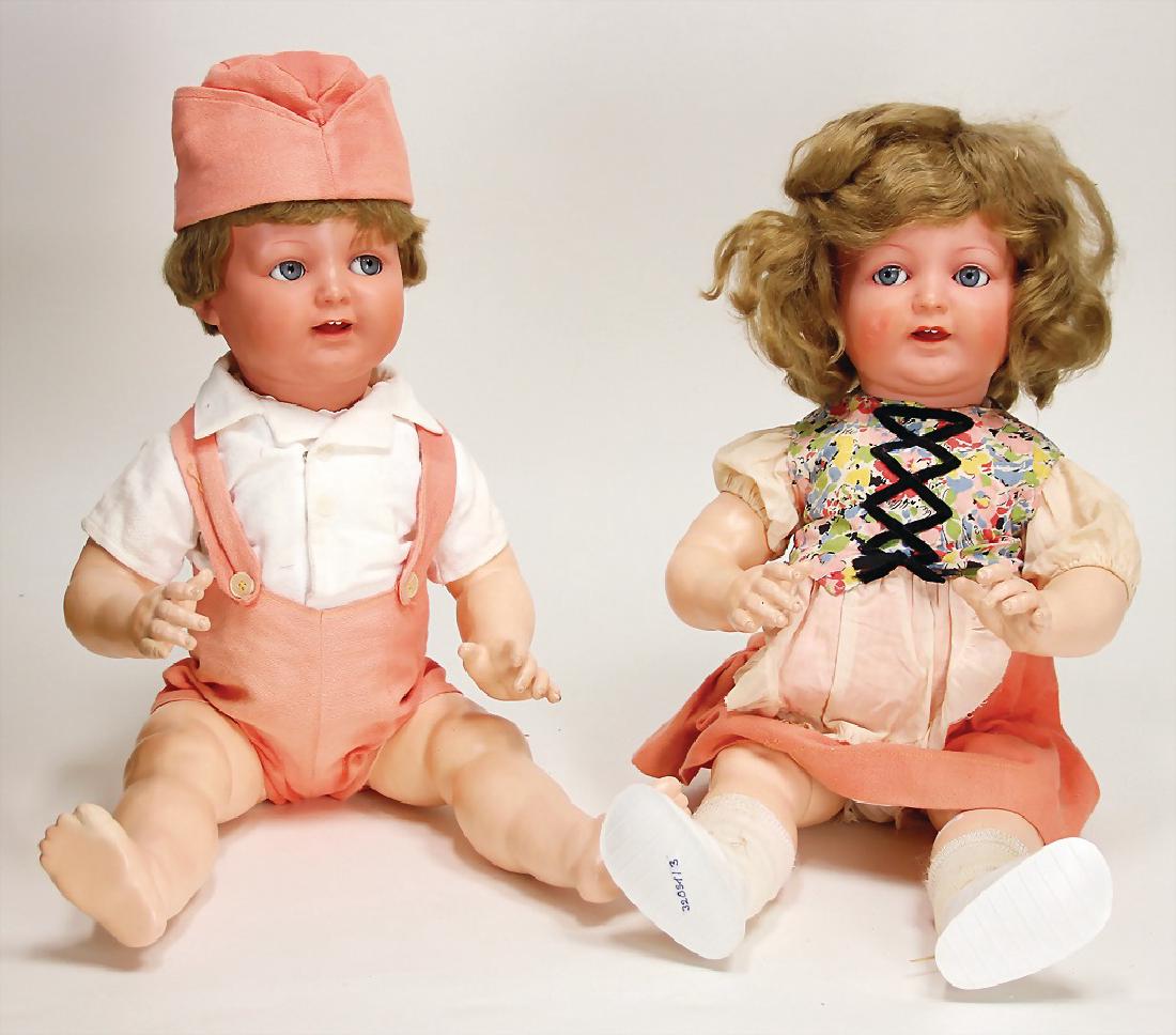 SCHILDKRÖT, KÄMMERER & REINHARDT 62 cm,: SCHILDKRÖT, KÄMMERER & REINHARDT 62 cm, Junge, blaue Schelmenaugen, off. Mund, oben Zähne, Massestehkörper, Orig.-Kart., Kopf restauriert, feine Risse am Hals sowie an den Back