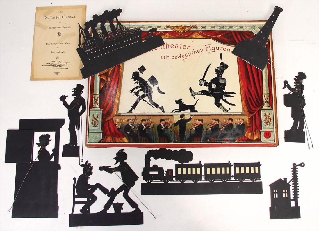 Schattentheater, mit bewegl. Figuren, im Orig.-Kart.,: Schattentheater, mit bewegl. Figuren, im Orig.-Kart., mit bunt lithogr. Deckbild, mit Anleitung u. Figuren, vorderes durchsichtiges Deckblatt mit minim. Fehlstellen, Frontseite gut German Description