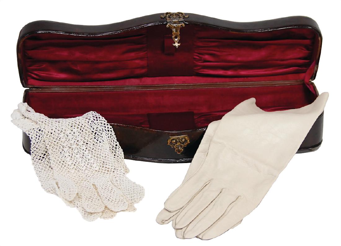 early leather casket around 1880, with brass metal: early leather casket around 1880, with brass metal fittings, inside wine-red silk, with a&nbsp; pair of white leather gloves, a pair of crocheted ladies' gloves, height: 7 cm, width: 35 cm, depth: