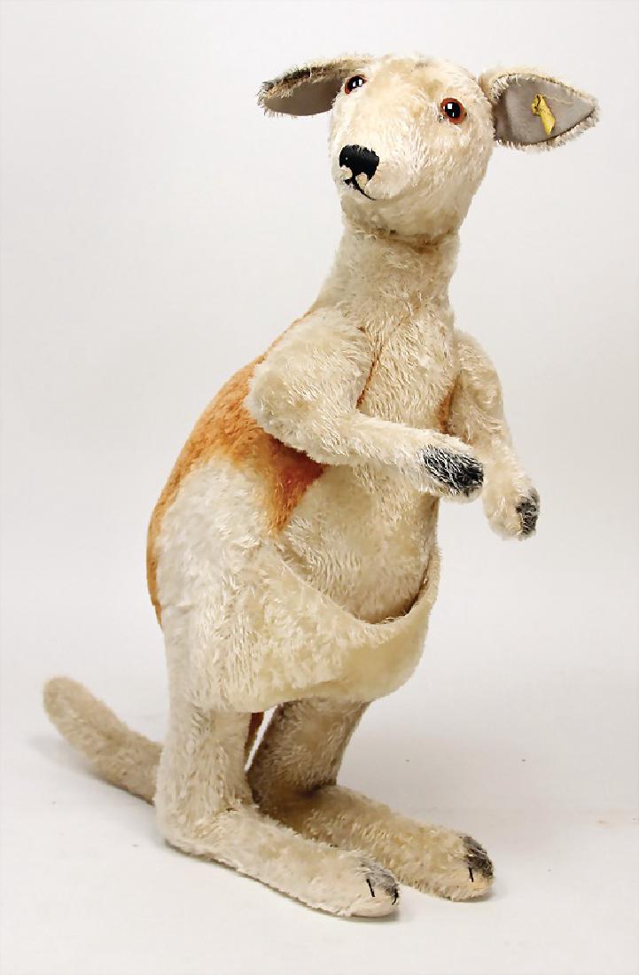 STEIFF Känguru, mit Knopf und Fahne, Nr. 4385,00,: STEIFF Känguru, mit Knopf und Fahne, Nr. 4385,00, 60 cm, Junges fehlt, bewegl. Kopf u. Arme, bespielt German Description STEIFF Känguru, mit Knopf und Fahne, Nr. 4385,00, 60 cm, Junges fehlt