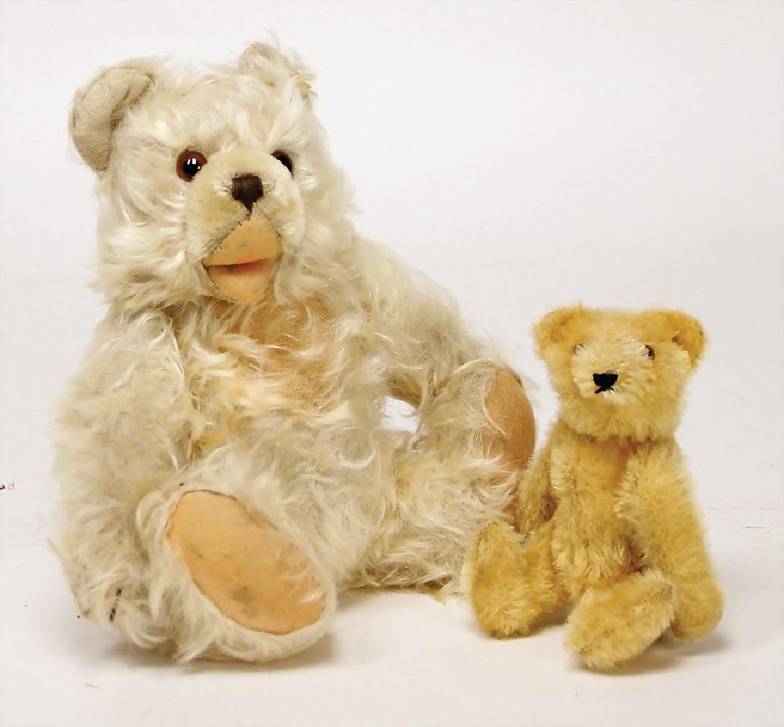 STEIFF Zotty, weiß, 28 cm, mit Knopf u.: STEIFF Zotty, weiß, 28 cm, mit Knopf u. Restfahne, dazu 1 Orig.-Teddy, blond, 15 cm, ohne Knopf, Schild u. Fahne German Description STEIFF Zotty, weiß, 28 cm, mit Knopf u. Restfahne, dazu 