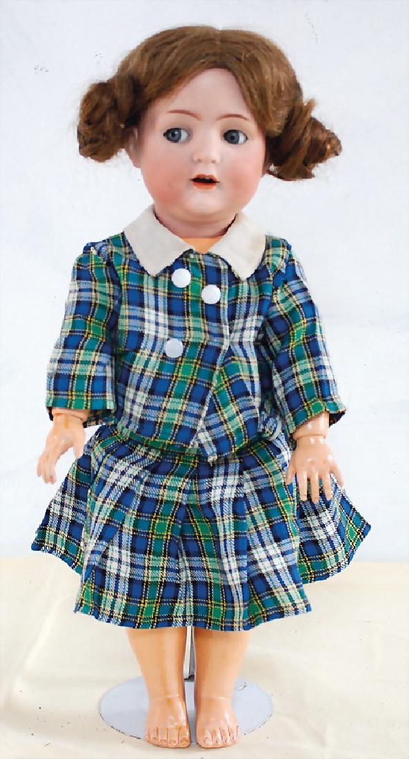 BRUNO SCHMIDT Porzellankopf-Puppe, gem. 692 Germany 8,: BRUNO SCHMIDT Porzellankopf-Puppe, gem. 692 Germany 8, blaue Schelmen-Augen, offener Mund, 2 Zähne oben, Zunge, Echthaar-Perücke, auf Masse Toddler-Körper, 42 cm, Kleidung nachgenä