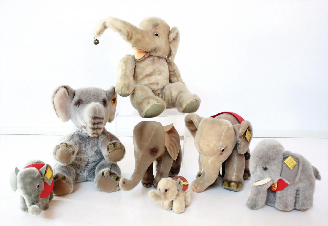 STEIFF Konv. Elefanten, später und neuer, 1x: STEIFF Konv. Elefanten, später und neuer, 1x stehend, 16 cm, mit Knopf, Schild und Fahne Nr. 6317,00, 1x sitzend, drehbarer Kopf, 20 cm German Description STEIFF Konv. Elefanten, später und 