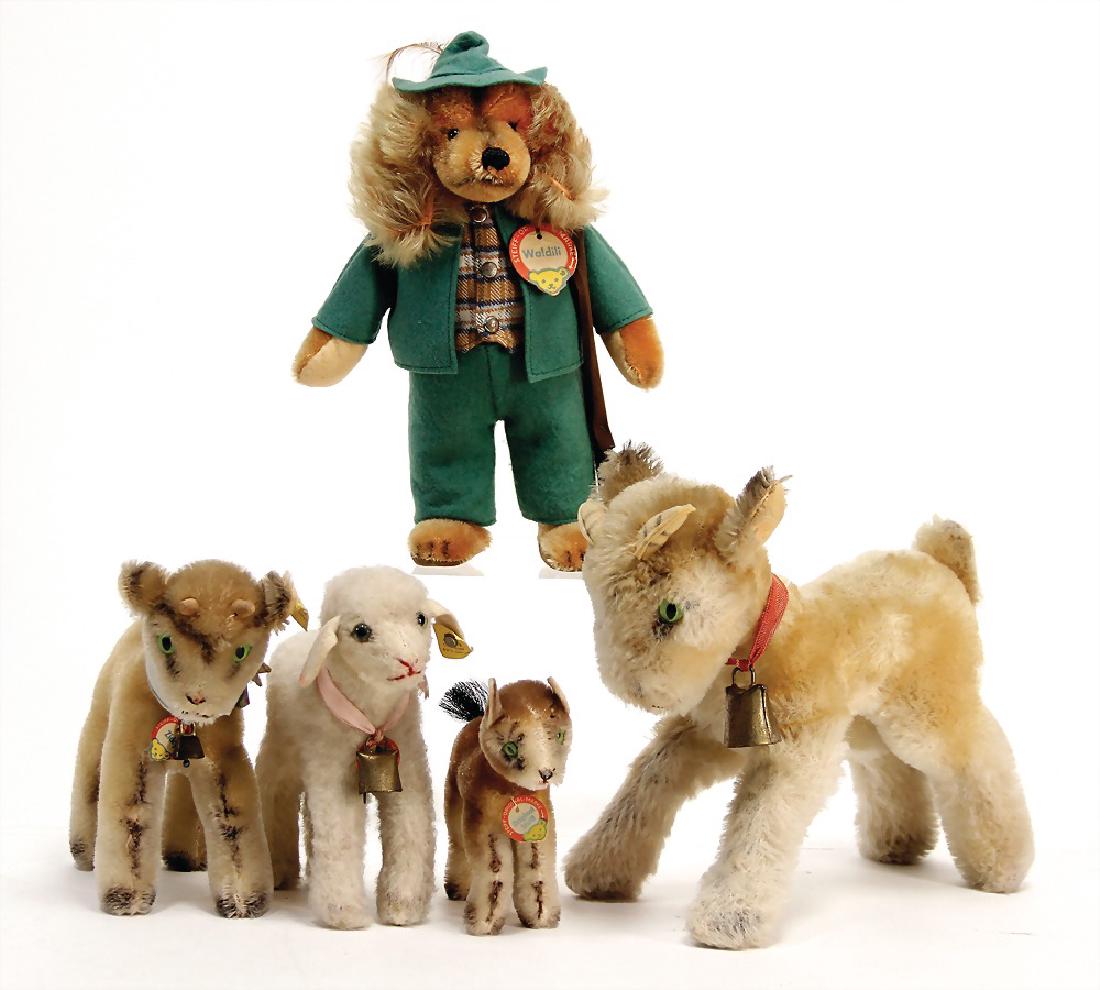 STEIFF Konv. 5-tlg., 3x Zicky, teilw. mit Knopf, Schild: STEIFF Konv. 5-tlg., 3x Zicky, teilw. mit Knopf, Schild und Fahne, 9-19 cm, 1x Lamby, mit Knopf, Schild und Fahne Nr. 6514,04, 14 cm, 1x Waldili mit Gewehr, mit Schild und Knopf, 21 cm German Descript
