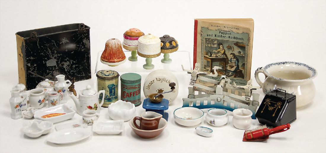 Konv. Puppenküchen-Ausschmückungsteile, u.a.: Konv. Puppenküchen-Ausschmückungsteile, u.a. Kaffeemühle, Porzellan-Teile, 1 Dose „Unser täglich Brot“, 1 Waage, 1 Buch „Puppen- und Kinderkochbuch“, H: 13,
