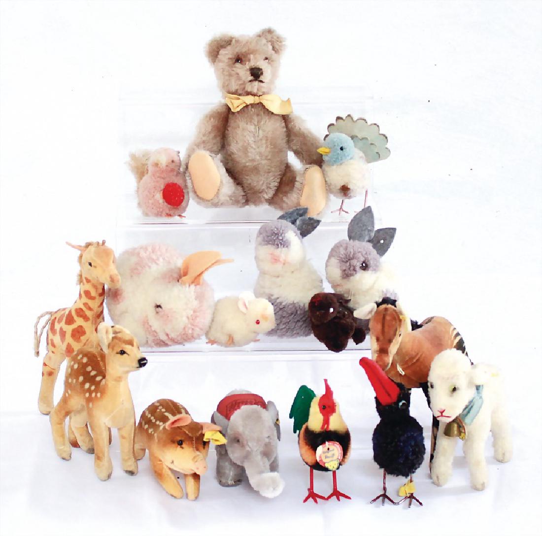 STEIFF 16 Tiere, darunter 8 Woll-Tiere, teilw. mit: STEIFF 16 Tiere, darunter 8 Woll-Tiere, teilw. mit Knopf und Fahne, bespielt German Description STEIFF 16 Tiere, darunter 8 Woll-Tiere, teilw. mit Knopf und Fahne, bespielt