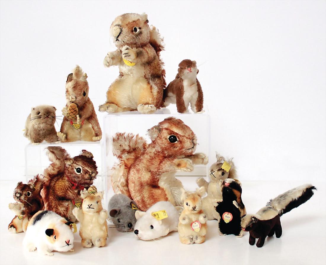 Konv. Eichhörnchen, 1x Perri copy right Walt: Konv. Eichhörnchen, 1x Perri copy right Walt Disney, mit Knopf, Schild und Fahne Nr. 4312,03, Stehhöhe: 8 cm, 2x Perri mit Knopf, Schild und Fahne, 13 cm, 1x Perry ohne Knopf, Schild und Fah