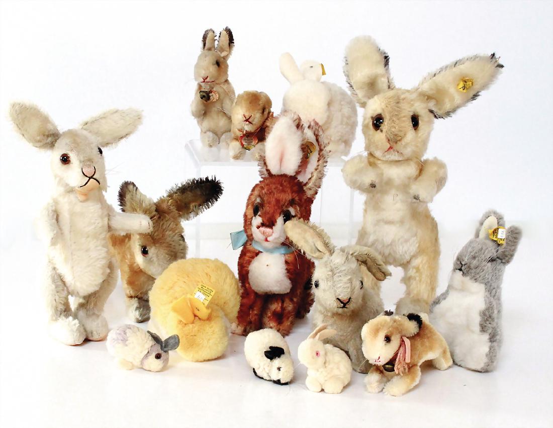 STEIFF Konv. Hasen, ca. 10-tlg., untersch. Alter, 3x: STEIFF Konv. Hasen, ca. 10-tlg., untersch. Alter, 3x Wollminiatur Hase, 1x weiß/schwarz, 1x mit Knopf und Fahne Nr. 7154/08, 12 cm, 1x Hase mit geflammtem Mohair, mit Knopf und Fahne Nr. 2940/18