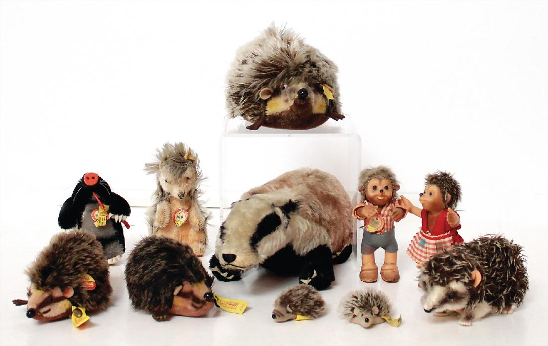 STEIFF Konv. Igel, ca. 10-tlg., Macki und Mucki, 12 cm,: STEIFF Konv. Igel, ca. 10-tlg., Macki und Mucki, 12 cm, 1x Joggi, mit Brustschild, 1x Joggi, neuer, 1x Dachs mit Brustschild, 28 cm, 1 Maulwurf, Maxi mit Schaufel, Knopf, Schild und Fahne Nr. 2180/12,