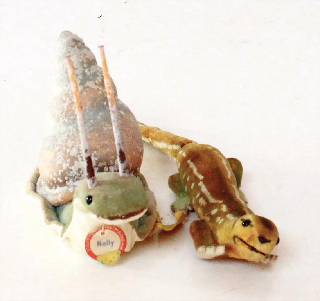 STEIFF Konv., 1x Schnecke Nelly, mit Knopf, Schild und: STEIFF Konv., 1x Schnecke Nelly, mit Knopf, Schild und Fahne Nr. 2410,09, Schneckenhaus bespielt, 16,5 cm, 1x Eidechse Lizzy, mit Knopf und bespielter gelber Fahne, 19 cm, schönes Konv. German De