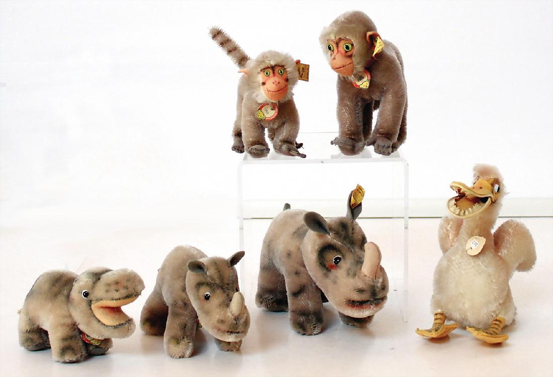 STEIFF Konv. Nashörner, 7-13 cm, 1x Losy, mit: STEIFF Konv. Nashörner, 7-13 cm, 1x Losy, mit Knopf, Schild und Fahne Nr. 1314, 2x Coco, mit Knopf, Schild und Fahne Nr. 1310,00, 8-14 cm, 1x Piccy, mit Knopf, Schild und Fahne Nr. 1317,0, sehr g