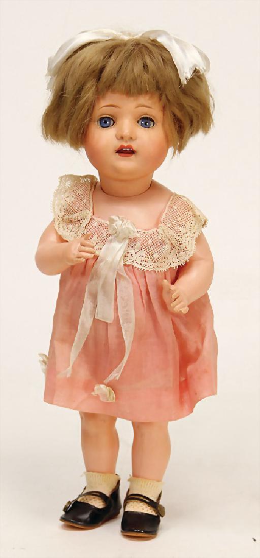 BRUNO SCHMIDT Mädchen, gem. 30, blaue Schlafaugen,: BRUNO SCHMIDT Mädchen, gem. 30, blaue Schlafaugen, offener Mund, 2 Zähne oben, Zunge, Echthaar-Perücke, auf Celluloid-Körper, wohl 30 cm, alte Kleidung und Schuhe German Descriptio