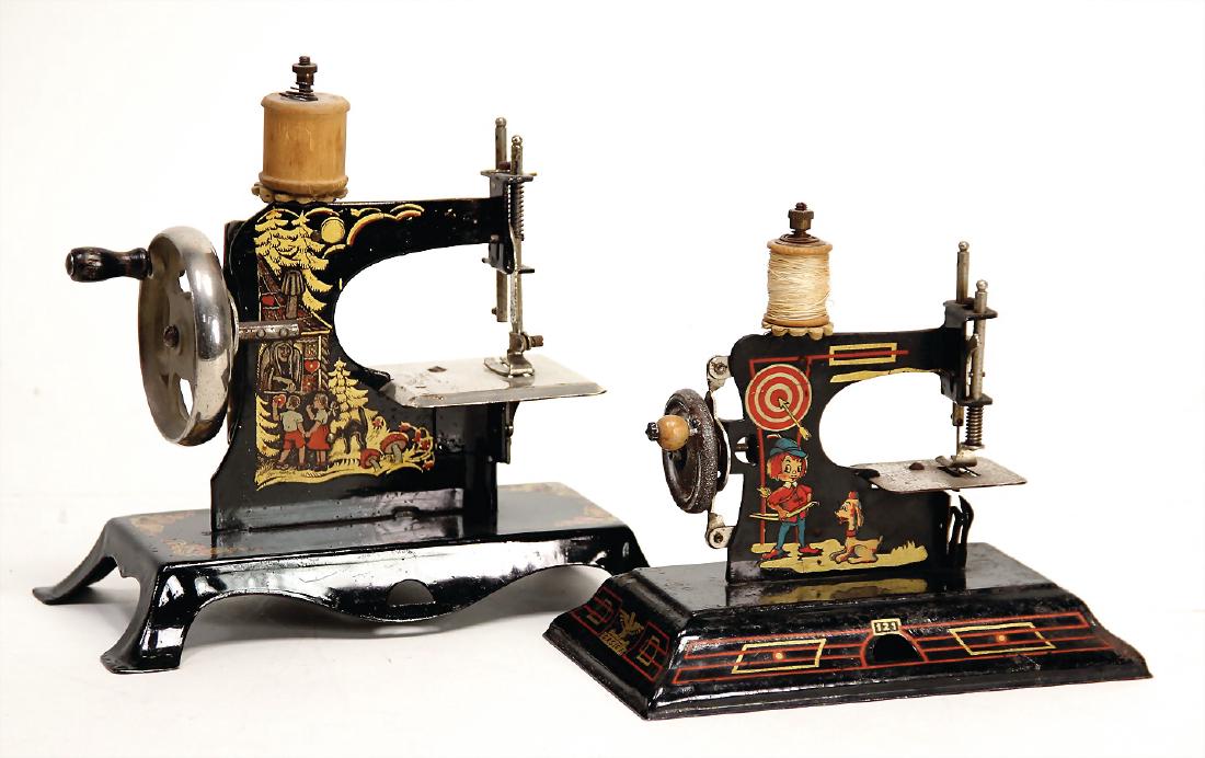 2 Kinder-Nähmaschinen, Blech lithogr., gem. Adler (1 of 1)