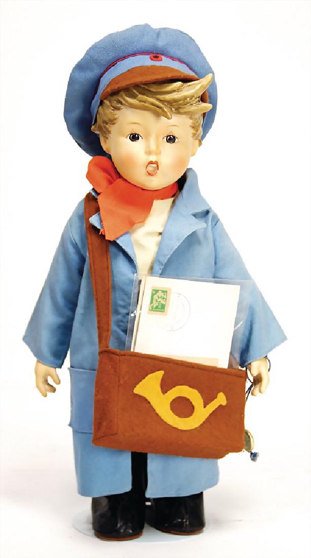 GOEBEL Porzellan-Hummel-Figur, „Postbote“,: GOEBEL Porzellan-Hummel-Figur, „Postbote“, ausmodell. Frisur, Stoffkörper, Porzellan-Arme und –Unterschenkel, ca. 38 cm German Description GOEBEL Porzellan-Hummel-Figur, „