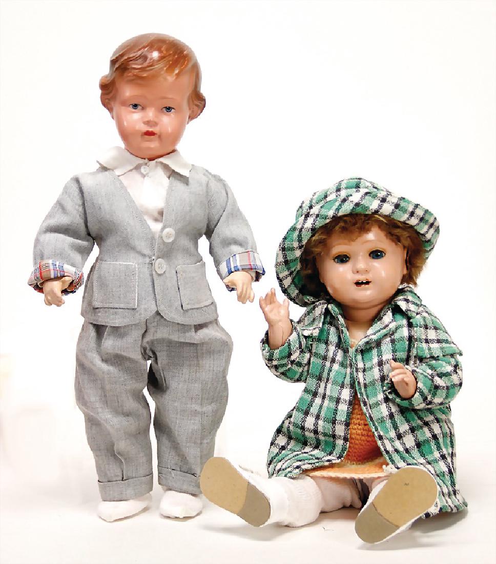 2 Celluloid-Kopf-Puppen, 1x Bruno Schmidt, gem. 30,: 2 Celluloid-Kopf-Puppen, 1x Bruno Schmidt, gem. 30, blaue Schlafaugen, offener Mund, 2 Zähne oben, Fell-Perücke, auf Celluloid-Stehbabykörper, Riss am rechten Unterarm, 37 cm, 1x K&