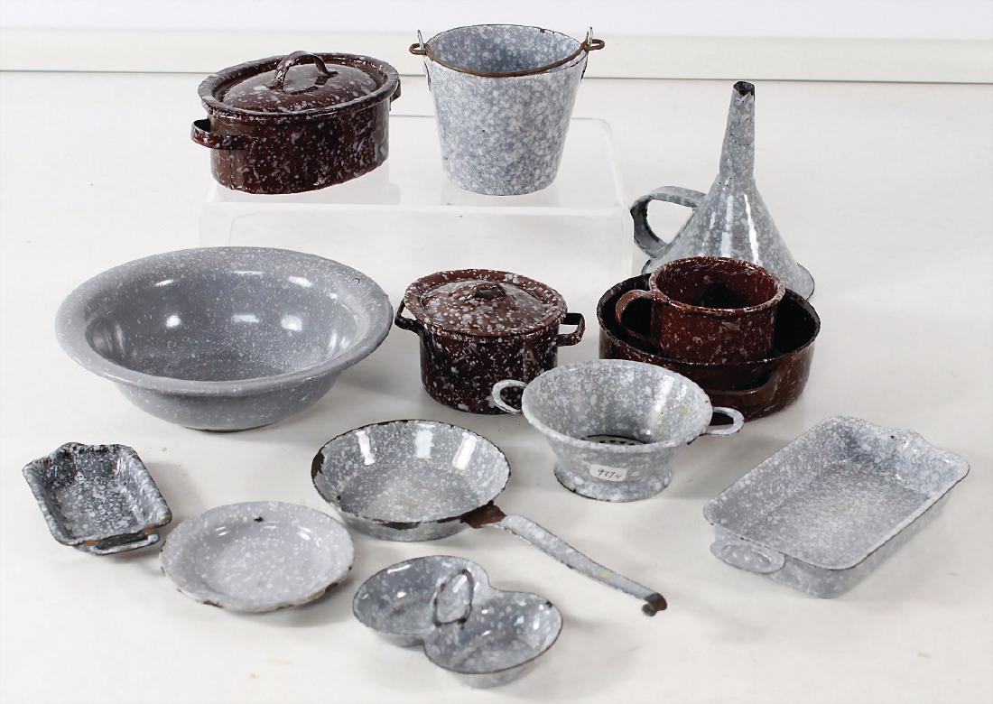 Konv. Blech emailliert, 10-tlg., braun gesprenkelt,: Konv. Blech emailliert, 10-tlg., braun gesprenkelt, grau gesprenkelt, kl.-gr. Größen, meist guter Zust. German Description Konv. Blech emailliert, 10-tlg., braun gesprenkelt, grau gesprenke