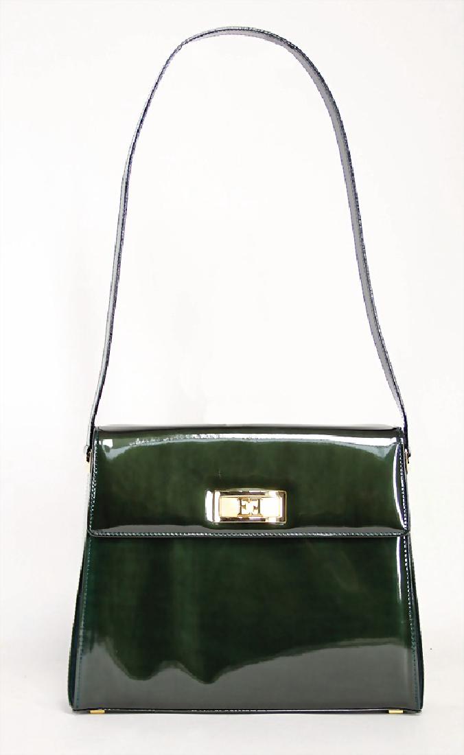 ESCADA Handtasche, grünes Lackleder, goldfarbenes: ESCADA Handtasche, grünes Lackleder, goldfarbenes Escada-Emblem mittig, 1 Schultertrageriemen, Magnetverschluss, eingesetztes Wildleder, 2 Fülltaschen, 1 Seitentasche mit Reißverschlus