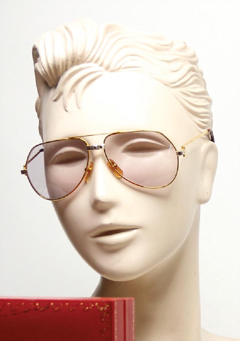 Must de Cartier Sonnenbrille, goldfarbenes Gestell,: Must de Cartier Sonnenbrille, goldfarbenes Gestell, hellgraue Gläser, L: 14 cm, H: 5 cm, neuw. Zust., in Orig.- Schachtel, mit Zertifikat German Description Must de Cartier Sonnenbrille, goldfarb