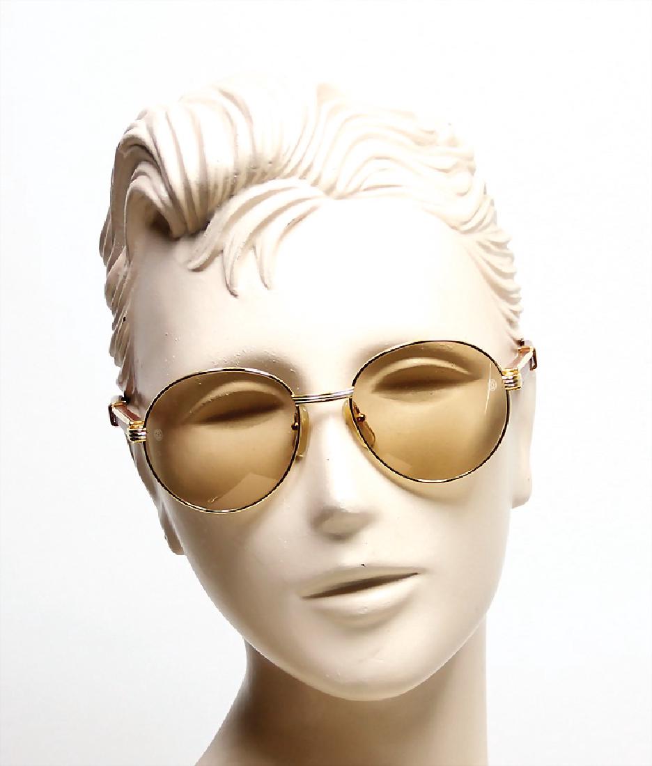 CARTIER Sonnenbrille, goldfarbenes Gestell mit: CARTIER Sonnenbrille, goldfarbenes Gestell mit Holz-Bügeln, braune Gläser, B: 13,5 cm, H: 5 cm, T: 14,5 cm, mit Dior-Brillen-Etui, guter Zust. German Description CARTIER Sonnenbrille, goldfa