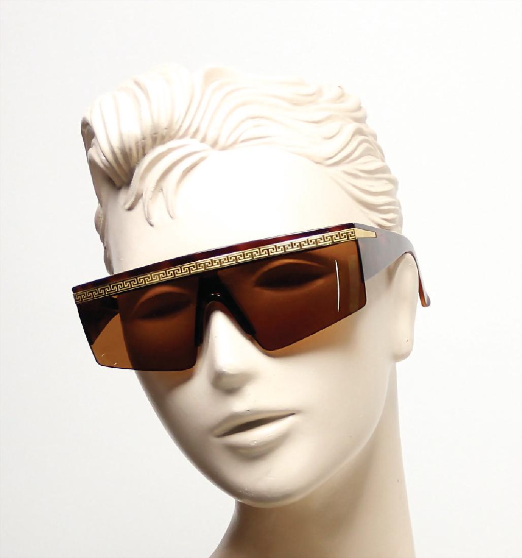 GIANNI VERSACE Sonnenbrille, made in Italy, Gestell:: GIANNI VERSACE Sonnenbrille, made in Italy, Gestell: Schildpatt-farben, dunkelbraune Gläser, durchgehendes goldfarbenes Gestell mit Versace-Logo Gravur, leichte Gebrauchsspuren, sonst gut German