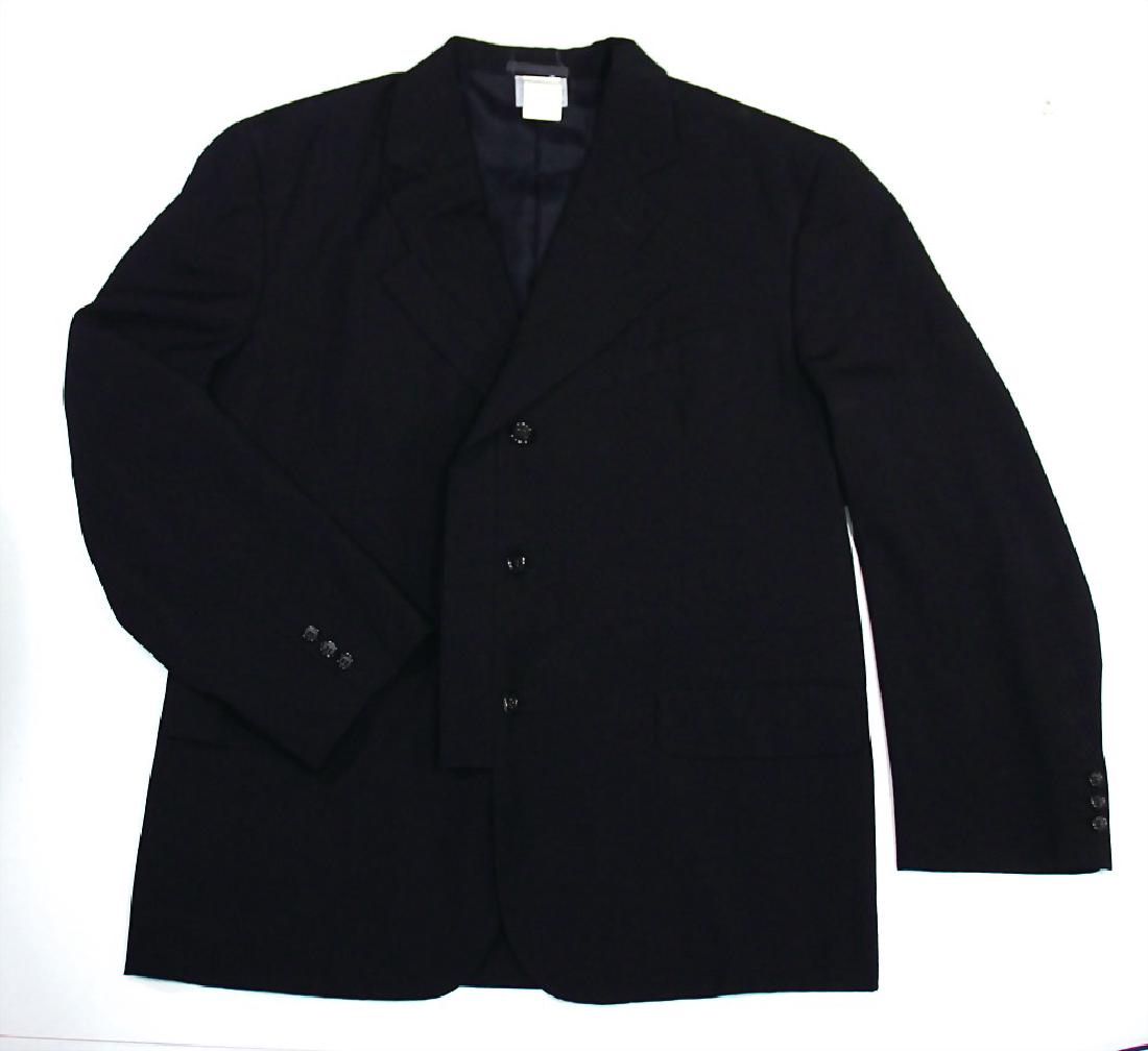 COMME DES GARCONS Herren-Sakko, schwarz, Gr. M,: COMME DES GARCONS Herren-Sakko, schwarz, Gr. M, Doppelkragen, 3 Knöpfe, 2 Taschen seitl., 1 Innentasche, Innenstoff Seide, sehr guter Zust. German Description COMME DES GARCONS Herren-Sakko, schw