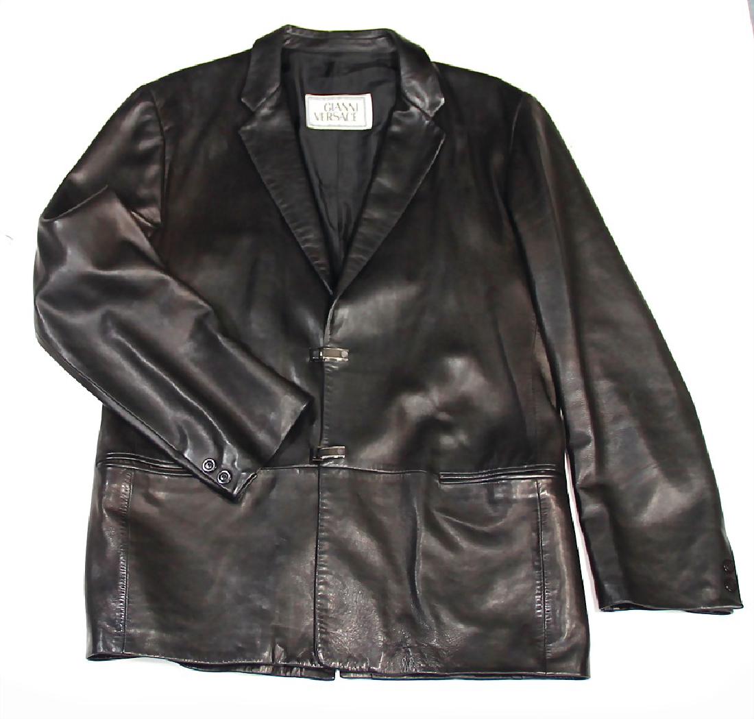 GIANNI VERSACE Herren-Leder-Sakko, made in Italy,: GIANNI VERSACE Herren-Leder-Sakko, made in Italy, weiches Kalbsleder, 2 Schnallenverschlüsse, anthrazitfarben, guter Zust. German Description GIANNI VERSACE Herren-Leder-Sakko, made in Italy, wei