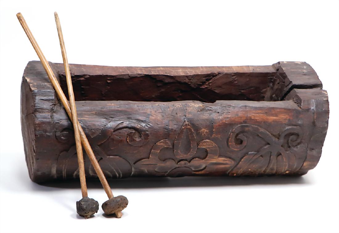 slit drum, Tun from Guatemala, carved wood , 53 cm,: slit drum, Tun from Guatemala, carved wood , 53 cm, with 2 drumsticks #102a# German Description Schlitztrommel, Tun aus Guatemala, Holz geschnitzt, 53 cm, mit 2 Schlegeln #102a#