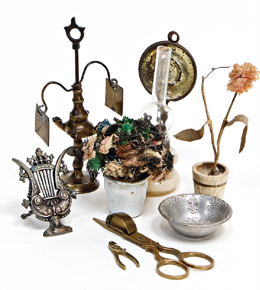 mixed lot of  dollhouse decoration pieces, scissors for (1 of 1)