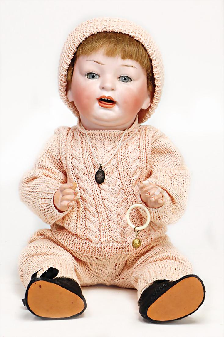 HERTEL, SCHWAB & CO Porzellankopf-Charakterbaby, gem.: HERTEL, SCHWAB & CO Porzellankopf-Charakterbaby, gem. 1527 Made in Germany, graue Schlafaugen, off. Mund, Zähne oben, Echthaarperücke, auf Masse-Sitzbabykörper, mit abstehendem Zeh, 38 cm German De