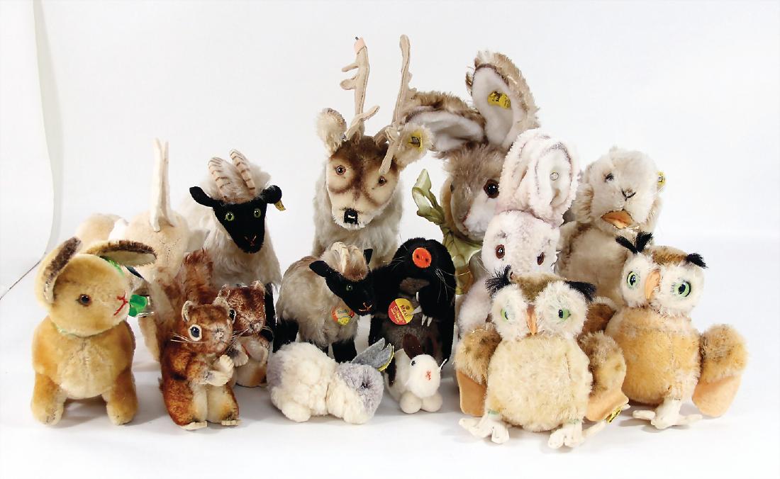 STEIFF Konv. versch. Tiere, alle bespielt, teilw. mit: STEIFF Konv. versch. Tiere, alle bespielt, teilw. mit Knopf und Fahne, darunter Snucki mit Schild, kl. Perri mit Schild, u.a. German Description STEIFF Konv. versch. Tiere, alle bespielt, teilw. mit K