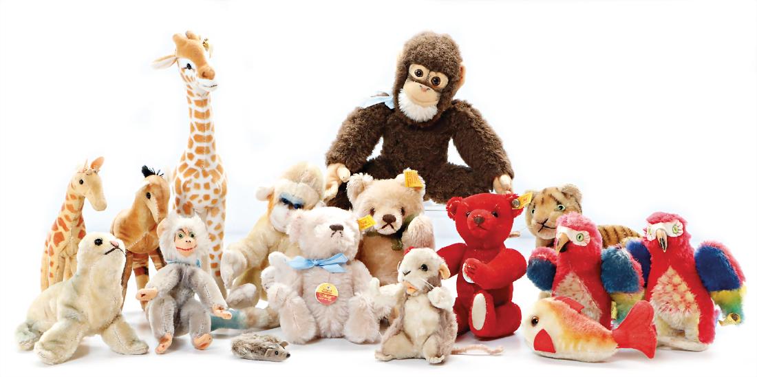 STEIFF Schönes Konv. versch. Tiere, bespielt, teilw.: STEIFF Schönes Konv. versch. Tiere, bespielt, teilw. mit Knopf und Fahne, kl. Steiff-Teddy, rot, Replika, kl. Jocko, 2 Giraffen, u.a. German Description STEIFF Schönes Konv. versch. Tiere, bespielt,