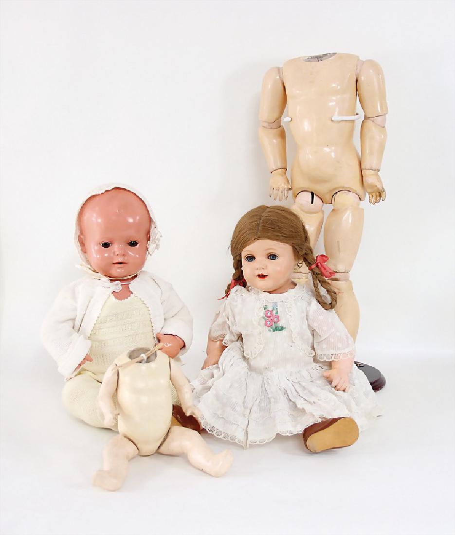 2 Celluloid-Puppen, 1x Bruno Schmidt, gem. 45, blaue: 2 Celluloid-Puppen, 1x Bruno Schmidt, gem. 45, blaue Schlafaugen, off. Mund, Zähne, Echthaar-Perücke, auf Masse-Stehbaby-Körper, 1x Schildkröt, Strampelchen, gem. 45, braune Schlafaugen, dazu 2 Ma
