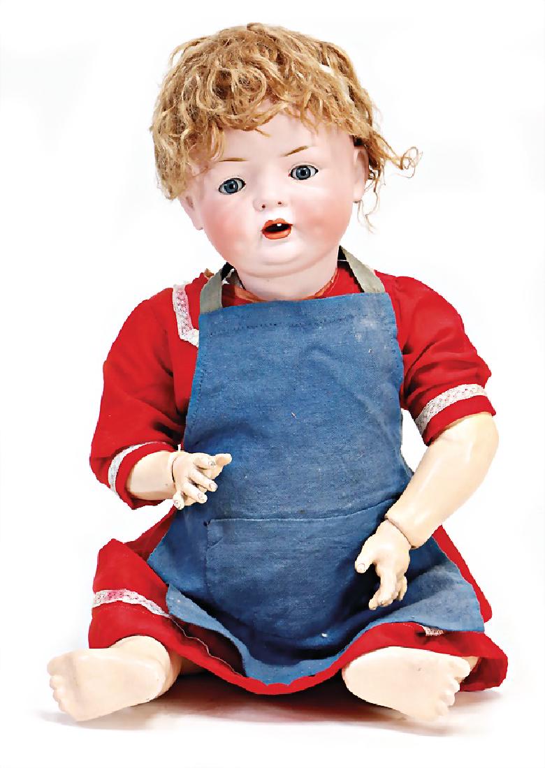 BAEHR & PROESCHILD Porzellankopf-Puppe, gem. 2085, für: BAEHR & PROESCHILD Porzellankopf-Puppe, gem. 2085, für Bruno Schmidt, blaue Schlafaugen, off. Mund, 1 Zahn oben, Rest weggebrochen, Mohair-Perücke, auf Masse-Sitzbaby-Körper mit abstehendem Zeh, 45