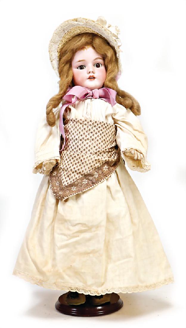 HANDWERCK Porzellankopf-Puppe, gem. Halbig Germany,: HANDWERCK Porzellankopf-Puppe, gem. Halbig Germany, braune Schlafaugen, off. Mund, Zähne, durchst. Ohren, Mohair-Perücke, auf Masse-Gliederkörper mit Kugelgelenken, 52 cm, alte Kleidung, stark ange