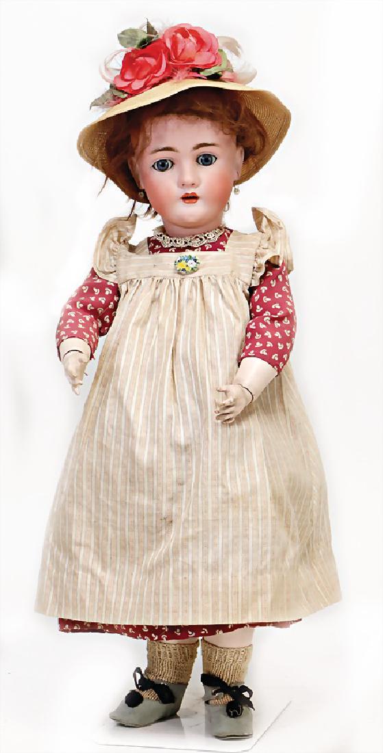 WALLKÜRE Porzellankopf-Puppe, gem. Germany 3 ½, blaue: WALLKÜRE Porzellankopf-Puppe, gem. Germany 3 ½, blaue Schlafaugen, off. Mund, Zähne, durchst. Ohren, Mohair-Perücke, auf Masse-Gliederkörper mit Kugelgelenken, 56 cm, Kleidung alt oder aus alten