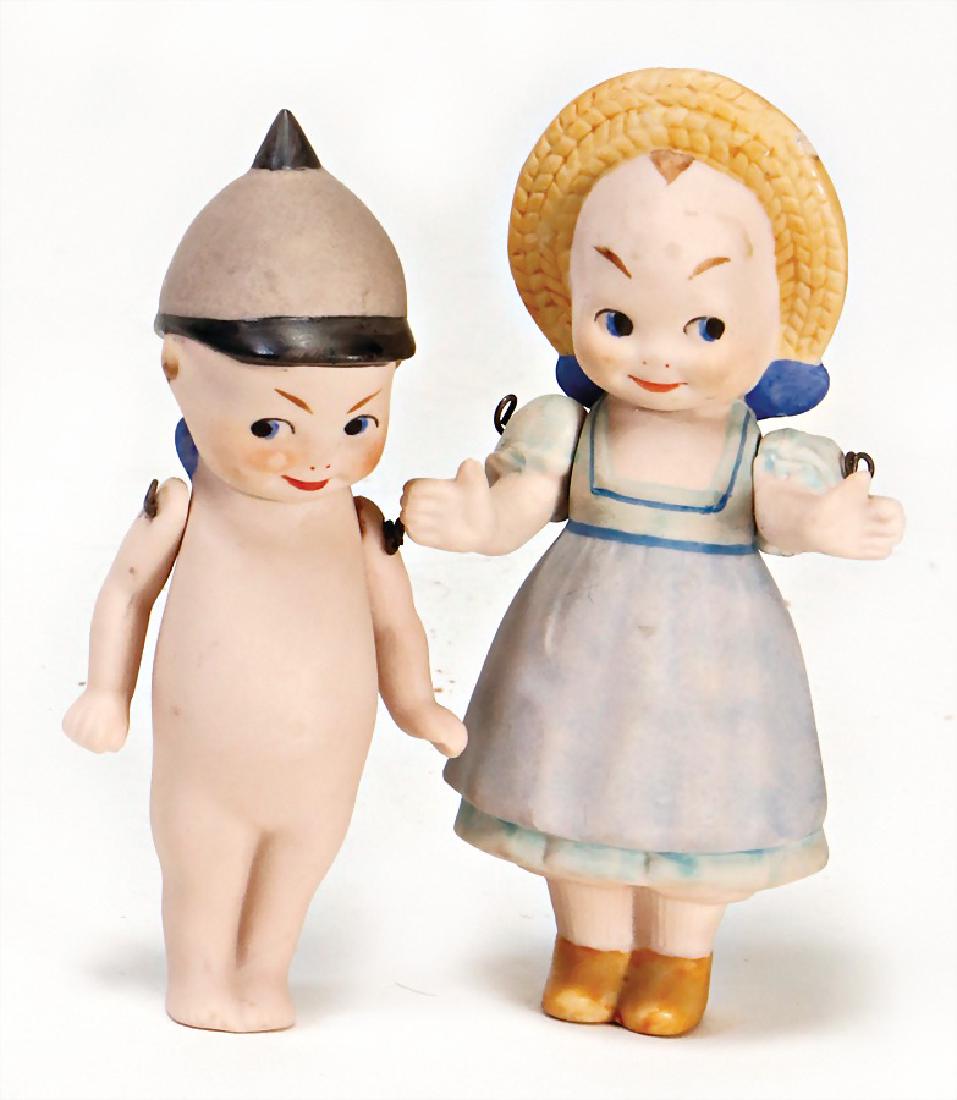 2 Ganzbiskuit-Püppchen, 1 x gem. O?Neill, bewegl. Arme,: 2 Ganzbiskuit-Püppchen, 1 x gem. O?Neill, bewegl. Arme, mit modell. Strohhut, 11,5 cm, 1 x mit Pickelhaube und kl. Flügeln, bewegl. Arme, 11 cm German Description 2 Ganzbiskuit-Püppchen, 1 x gem. O