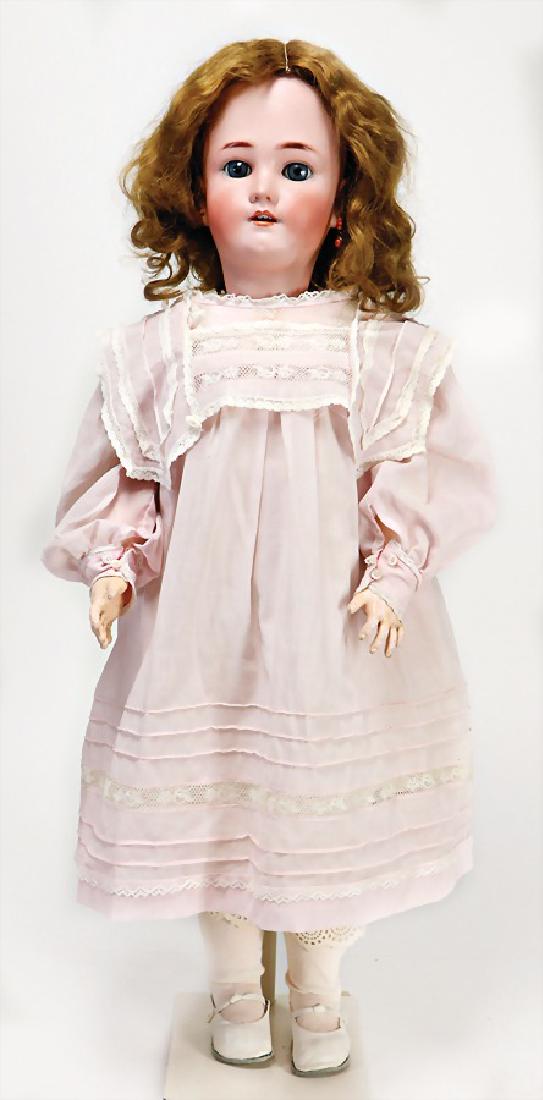HEINRICH HANDWERCK Porzellankopf-Puppe, gem. Germany: HEINRICH HANDWERCK Porzellankopf-Puppe, gem. Germany Simon & Halbig Nr. 5, blaue Schlafaugen, offener Mund, Zähne, durchst. Ohren, Mohair-Perücke, etwas Perückenpull, auf Masse-Gliederkörper mit K