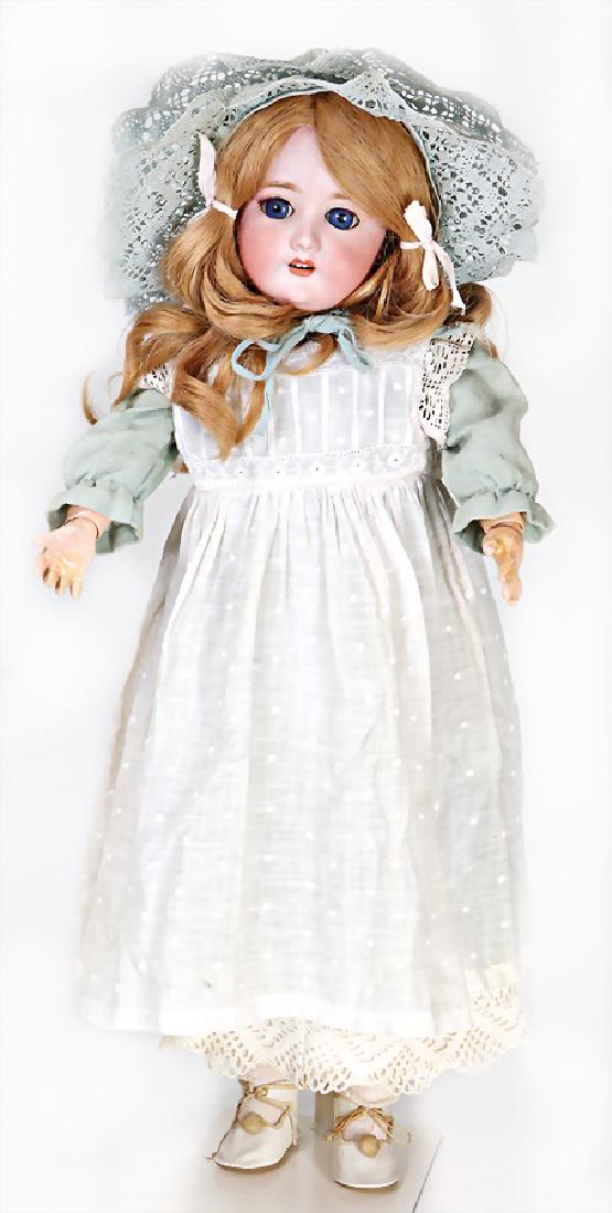 Porzellankopf-Puppe, gem. Special made in Germany,: Porzellankopf-Puppe, gem. Special made in Germany, blaue Schlafaugen, off. Mund, Zähne, Echthaar-Perücke, kl. Brandfehler am Hinterkopf, auf Masse-Gliederkörper mit Kugelgelenken, 1 Finger ergänzt