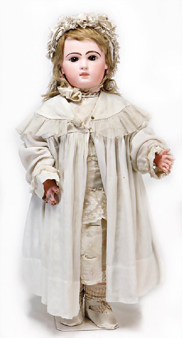 Deposé, Tete Jumeau, Nr.12, roter Stempel, 64 cm,: Deposé, Tete Jumeau, Nr.12, roter Stempel, 64 cm, braune, fest eingesetzte Glasaugen, durchst. Ohren, 1 Augenbraue etwas nachgezogen, Haarriss seitlich, franz. Gliederkörper mit typischen Masse-Abpl