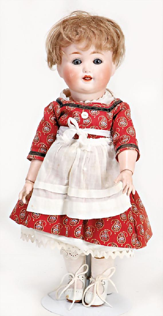 SCHÜTZMEISTER & QUENDT Porzellankopf-Puppe, gem.: SCHÜTZMEISTER & QUENDT Porzellankopf-Puppe, gem. Germany 223, blaue Schlafaugen, off. Mund, 2 Zähne oben, Zunge fest aufgeklebte Echthaar-Perücke, von außen keine Risse erkennbar, bitte Transportr