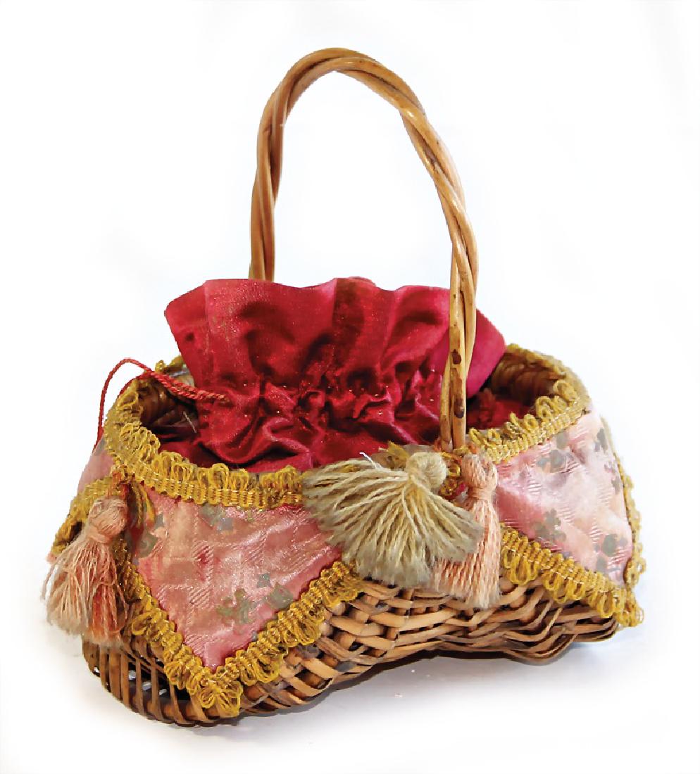 Schönes Accessoire für franz. Puppe, holzgeflochtenes: Schönes Accessoire für franz. Puppe, holzgeflochtenes Körbchen, Seiden-Einsatz, bordeauxrot, schöner Zust., wohl 1880, B: 13 cm, H: 15 cm German Description Schönes Accessoire für franz. Puppe,