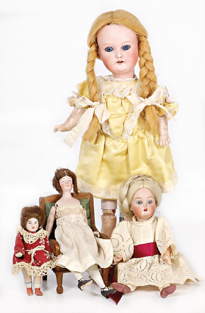 Konv. Puppen, ARMAND MARSEILLE, AM93, 34 cm,: Konv. Puppen, ARMAND MARSEILLE, AM93, 34 cm, Kurbelkopf, blaue Schlafaugen, off. Mund, oben Zähne, Kinngrübchen, Gliederkörper mit langen Oberschenkeln, Kopfdeckel fest aufgeklebt (Transportrisiko