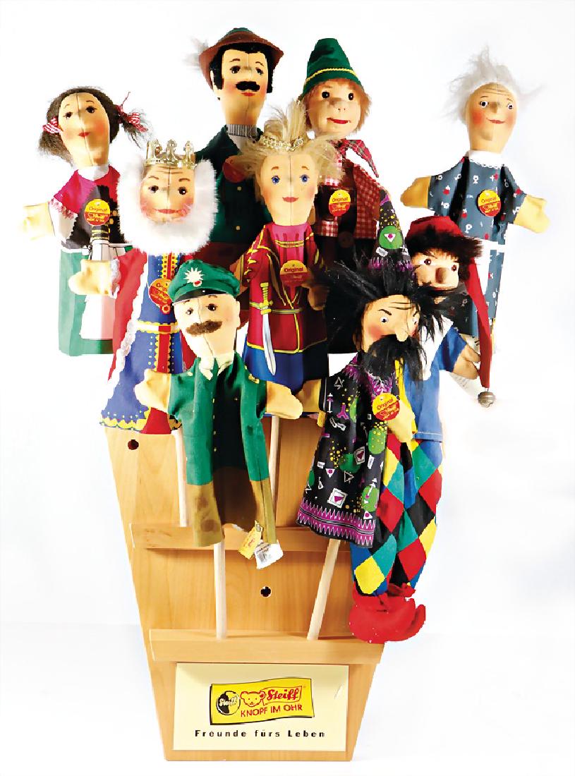 STEIFF Neuere Produktion, Holzaufsteller mit 9: STEIFF Neuere Produktion, Holzaufsteller mit 9 Kasperfiguren, mit Knopf und Fahne, neuw. German Description STEIFF Neuere Produktion, Holzaufsteller mit 9 Kasperfiguren, mit Knopf und Fahne, neuw.