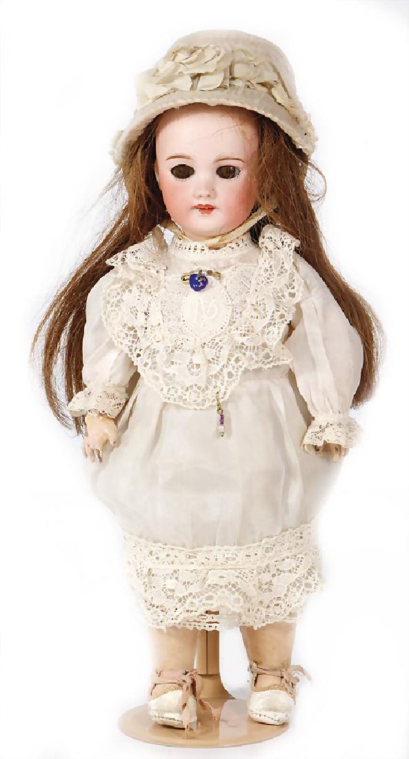 SFBJ301, Biskuit.-Porzellankopf-Puppe, Frankreich, 27: SFBJ301, Biskuit.-Porzellankopf-Puppe, Frankreich, 27 cm, Kurbelkopf, braune, nachträglich eingesetzte Glasaugen, off. Mund, oben Zähne, minimaler Chip an einem Auge, franz. Gliederkörper, 2 Finger