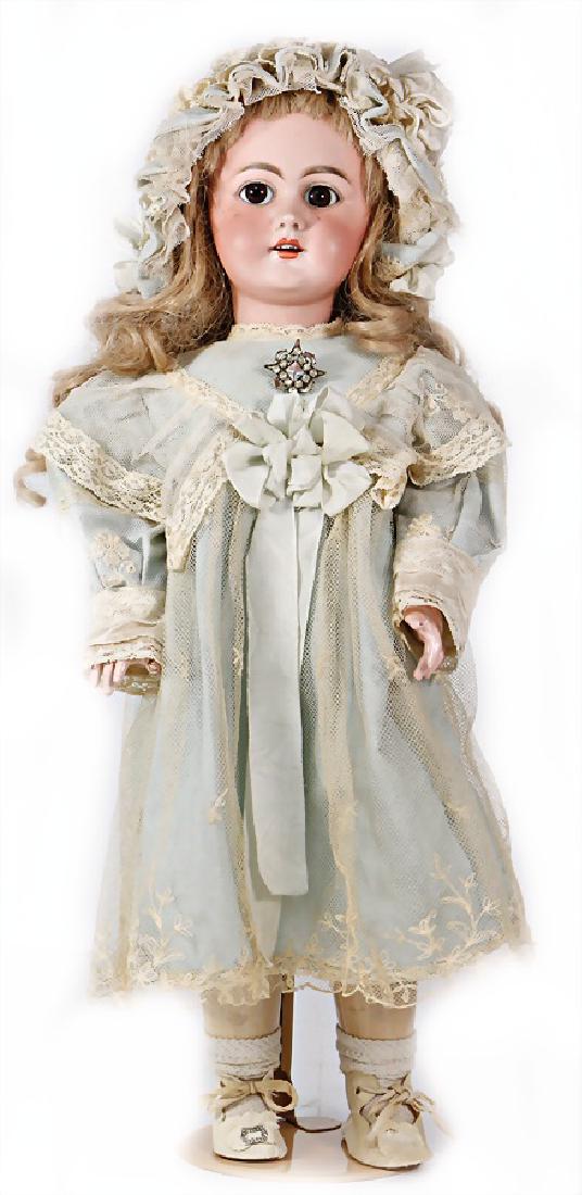 Biskuit-Porzellankopf-Puppe, gem. DEP, 52 cm, braune: Biskuit-Porzellankopf-Puppe, gem. DEP, 52 cm, braune Schlafaugen, Augen schauen einwenig nach oben, franz. Gliederkörper, Echthaar-Perücke neuer, Kleidung aus alten Stoffen genäht, alte Schuhe Germ