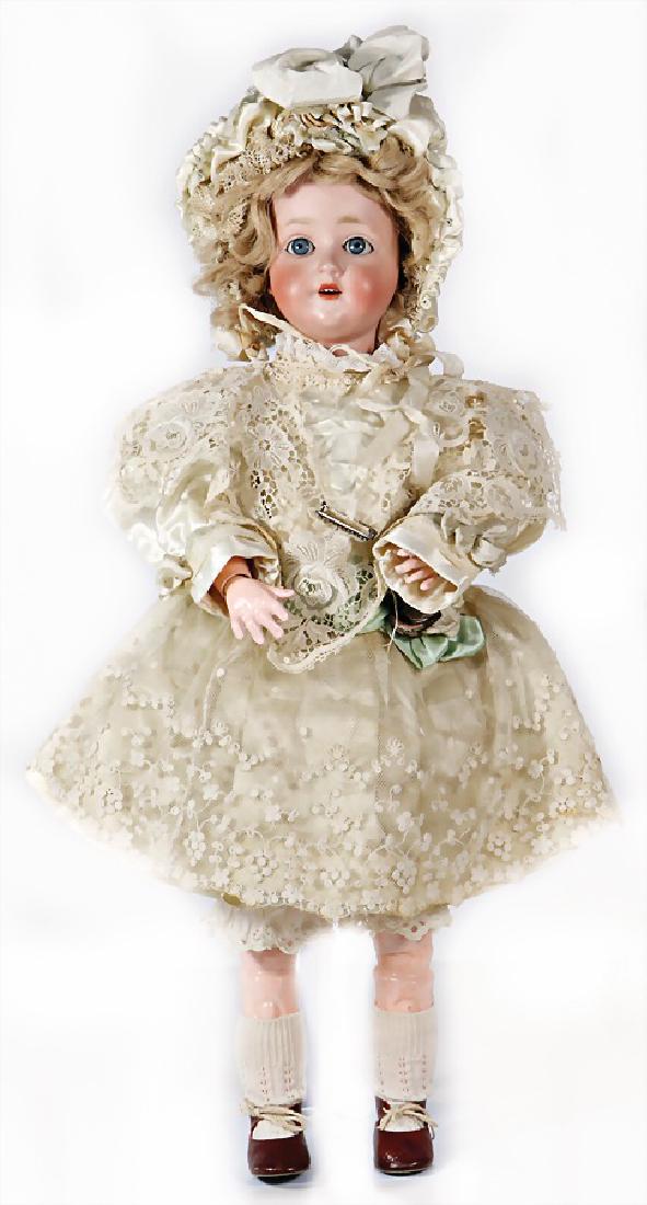 SCHÖNAU&HOFFMEISTER 1909, Biskuit-Porzellankopf-Puppe,: SCHÖNAU&HOFFMEISTER 1909, Biskuit-Porzellankopf-Puppe, 53 cm, blaue Schlafaugen, off. Mund, oben Zähne, Kinngrübchen, einfacher Gliederkörper mit langen Oberschenkeln, Hände 1x überstrichen, Ech