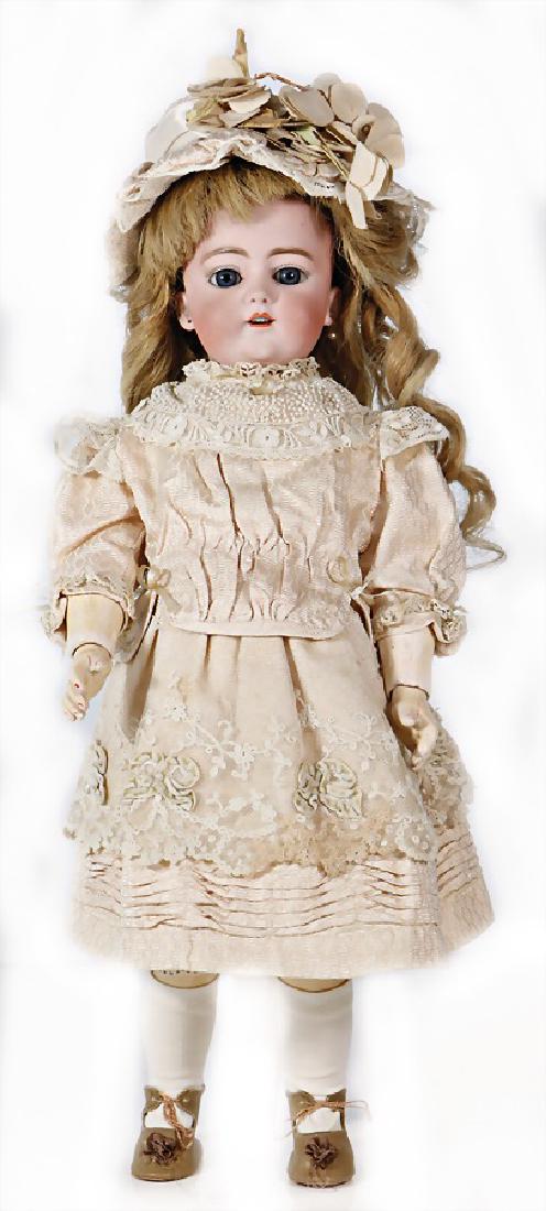 SIMON&HALBIG 1079DEP, Biskuit-Porzellankopf-Puppe, 44: SIMON&HALBIG 1079DEP, Biskuit-Porzellankopf-Puppe, 44 cm, Kurbelkopf, blaue Schlafaugen, off. Mund, oben Zähne, Kinngrübchen, durchst. Ohren, alte Echthaar-Perücke, Gliederkörper German Descriptio