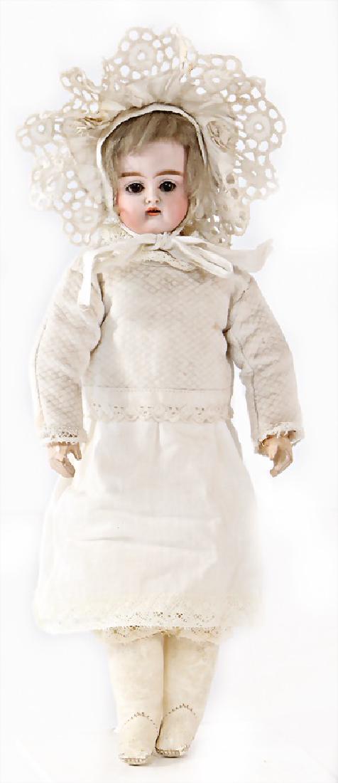 Biskuit-Porzellan-Brustblattkopf-Puppe, 28 cm, fester: Biskuit-Porzellan-Brustblattkopf-Puppe, 28 cm, fester Kopf, braune Schlafaugen, off. Mund, oben Zähne, Mohair-Perücke, alte Kleidung, Lederkörper, Holz-Arme German Description Biskuit-Porzellan-Bru